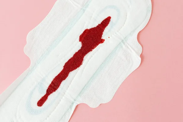 Long cycle menstruel : causes, symptômes et quand consulter
